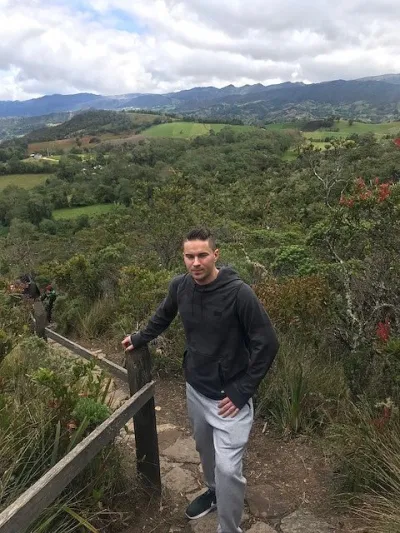 Turista recorriendo Laguna de Guatavita
