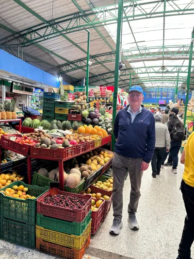 Turista en Plaza Paloquemao en tour gastronómico