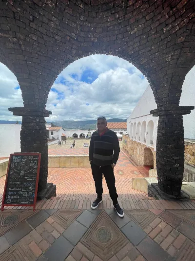 Turista en pueblo de Guatavita