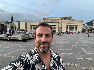 Turista en la plaza de Bolívar de Bogotá