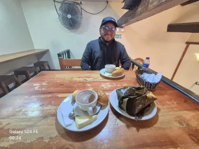 Turista en tour gastronómico probando comida de Bogotá
