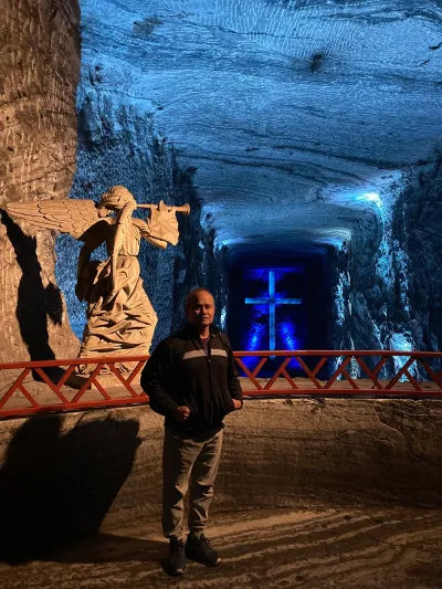 Turista en la catedral de sal